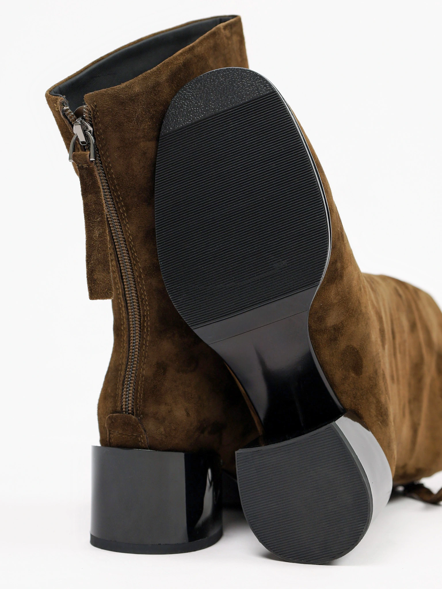 Полусапоги оливкового цвета на низком широком каблуке